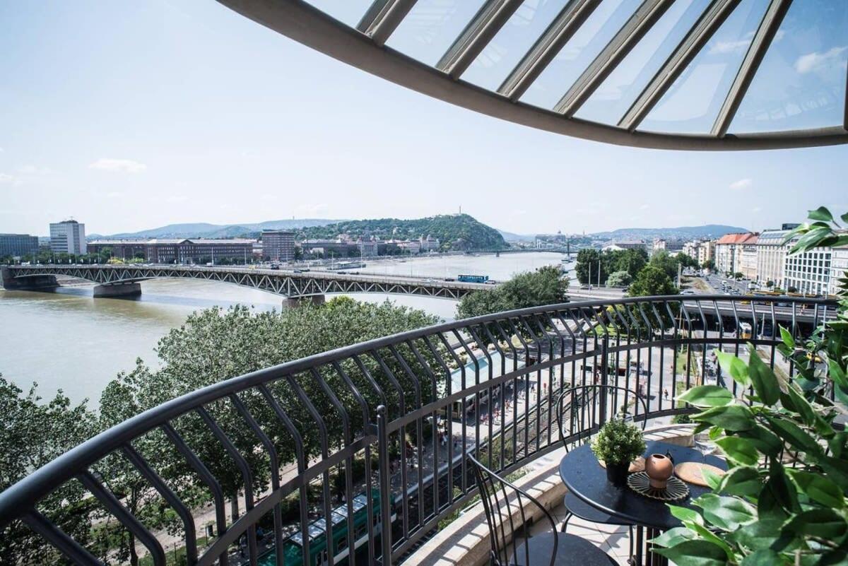 Two-storey Riverside Panorama *