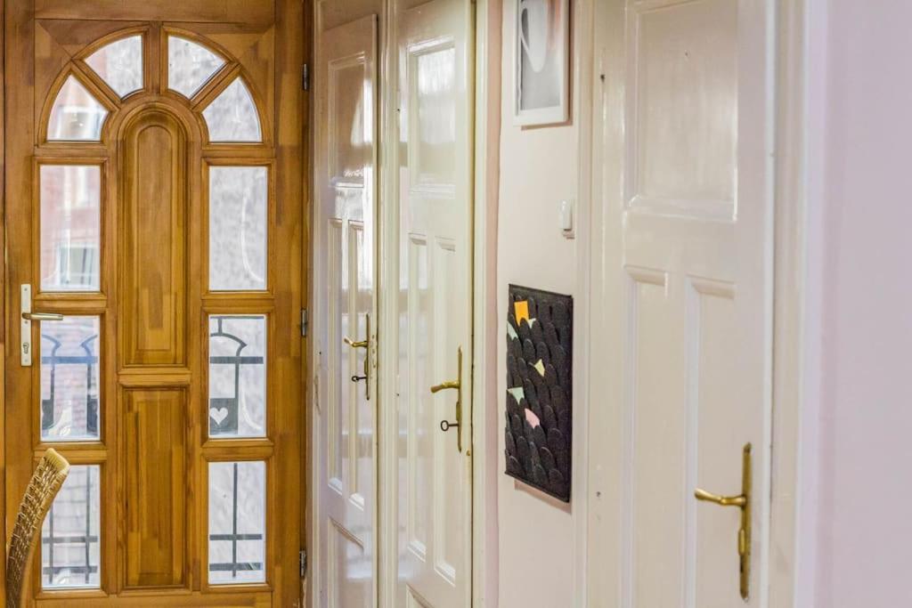 Sunny Bright, Centrally Located, Ac Balcony By Nw Apartment