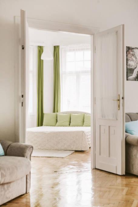 Szazadfordulos Elegans Lakas Erkellyel Apartment