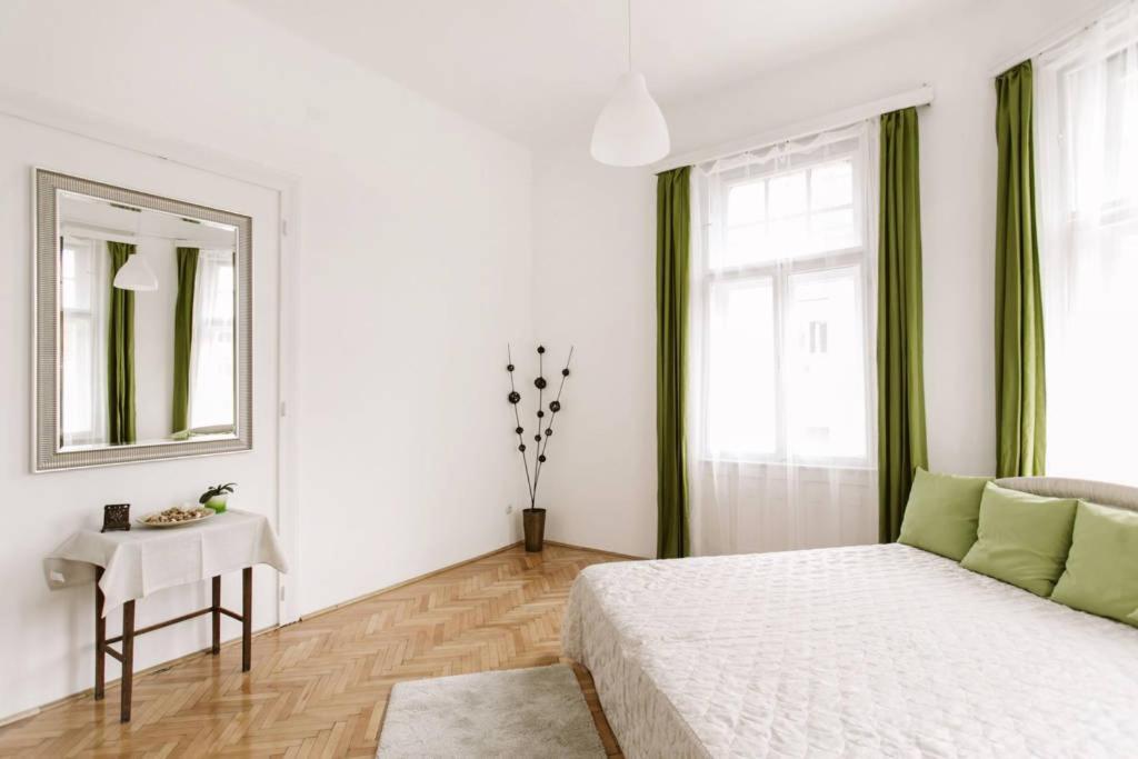 Szazadfordulos Elegans Lakas Erkellyel * Budapest