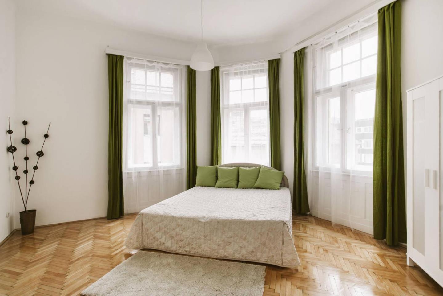 Apartment Szazadfordulos Elegans Lakas Erkellyel