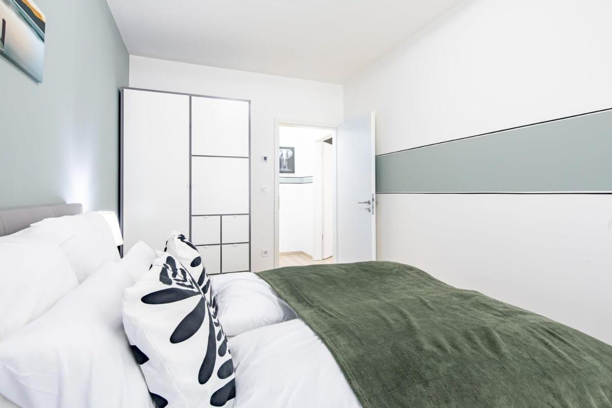 Apartment Free Parking - Balcony - Sunny - New *