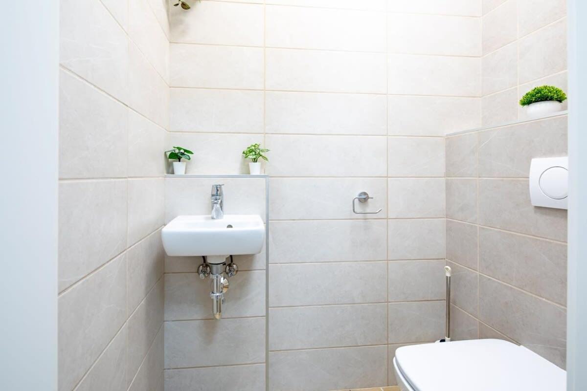 Free Parking - Balcony - Sunny - New Apartment *