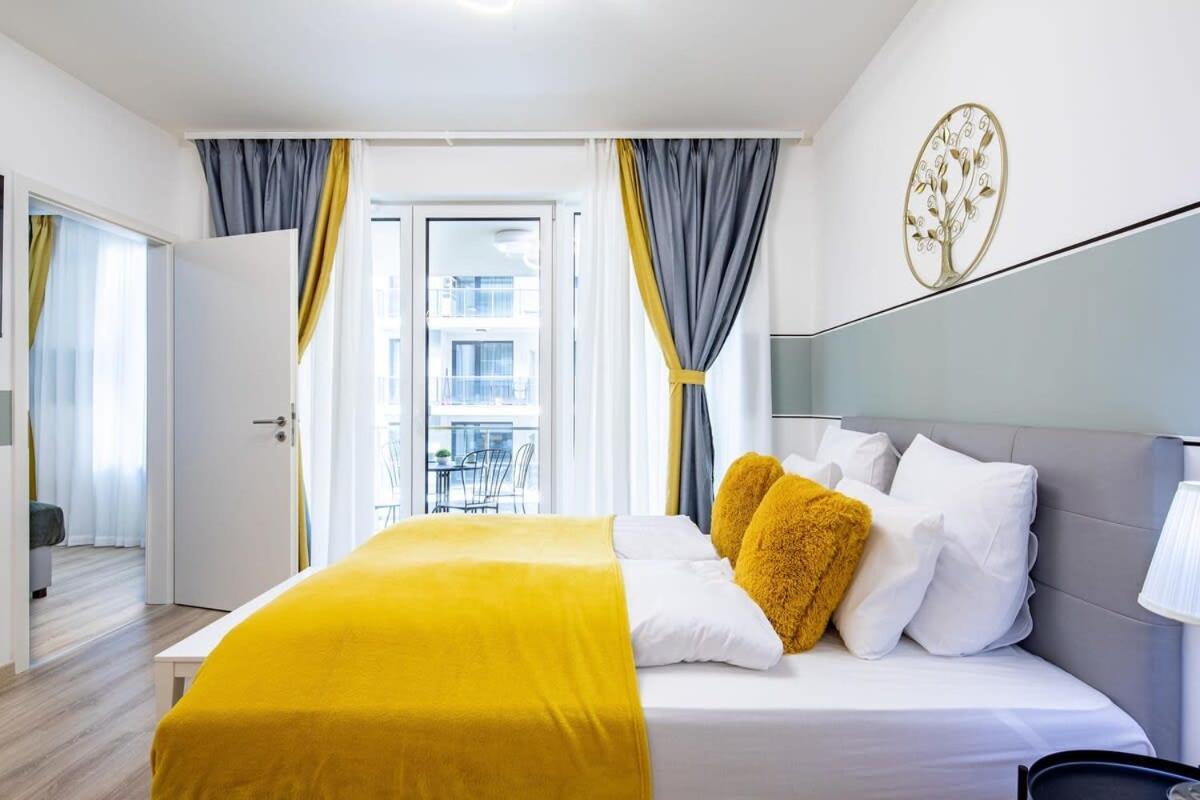 Free Parking - Balcony - Sunny - New Apartment