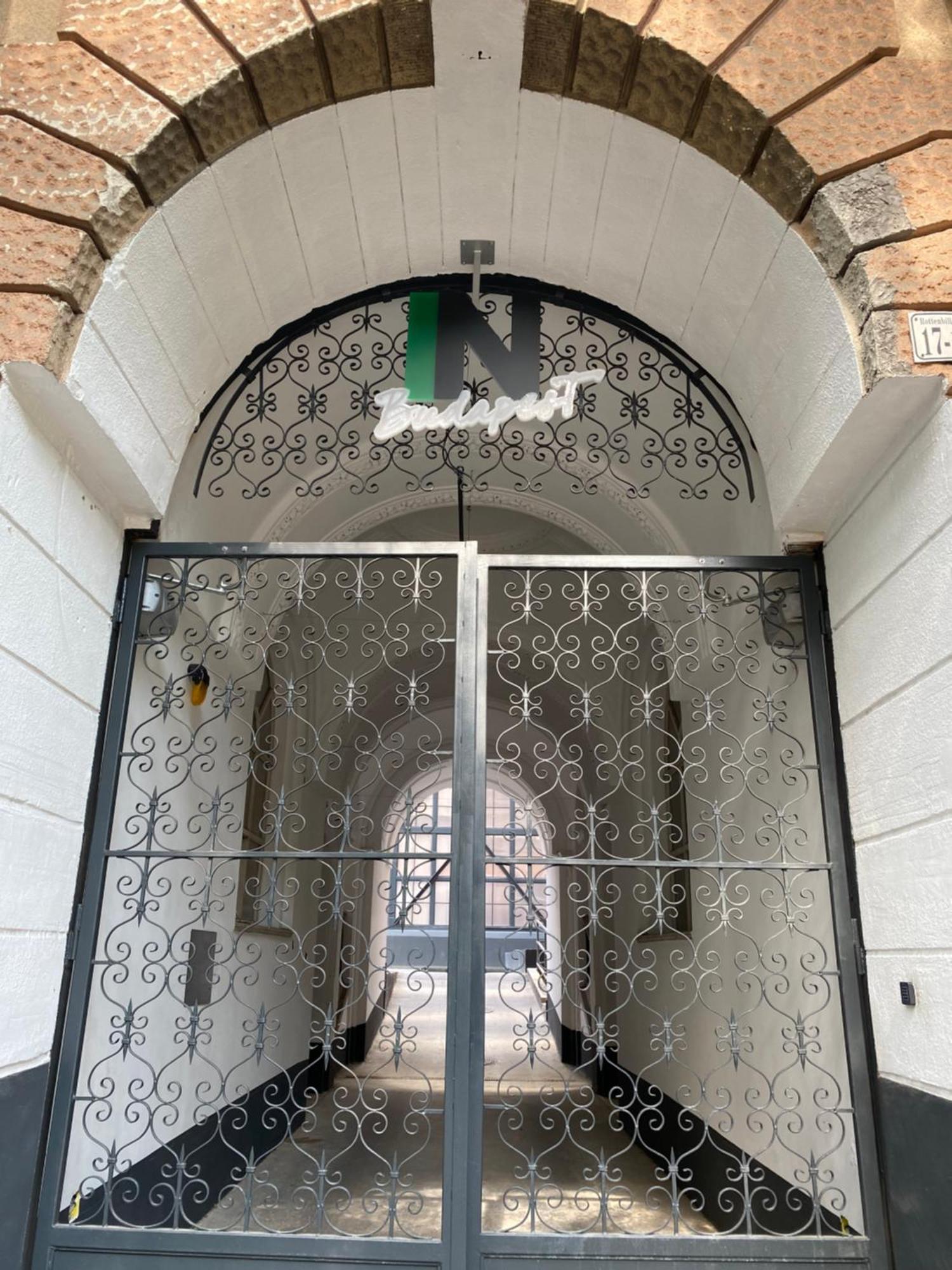 Aparthotel In *