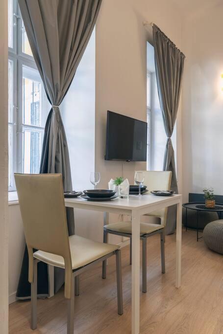 Huszonegy 1 - Center Location Ac Appartamento *