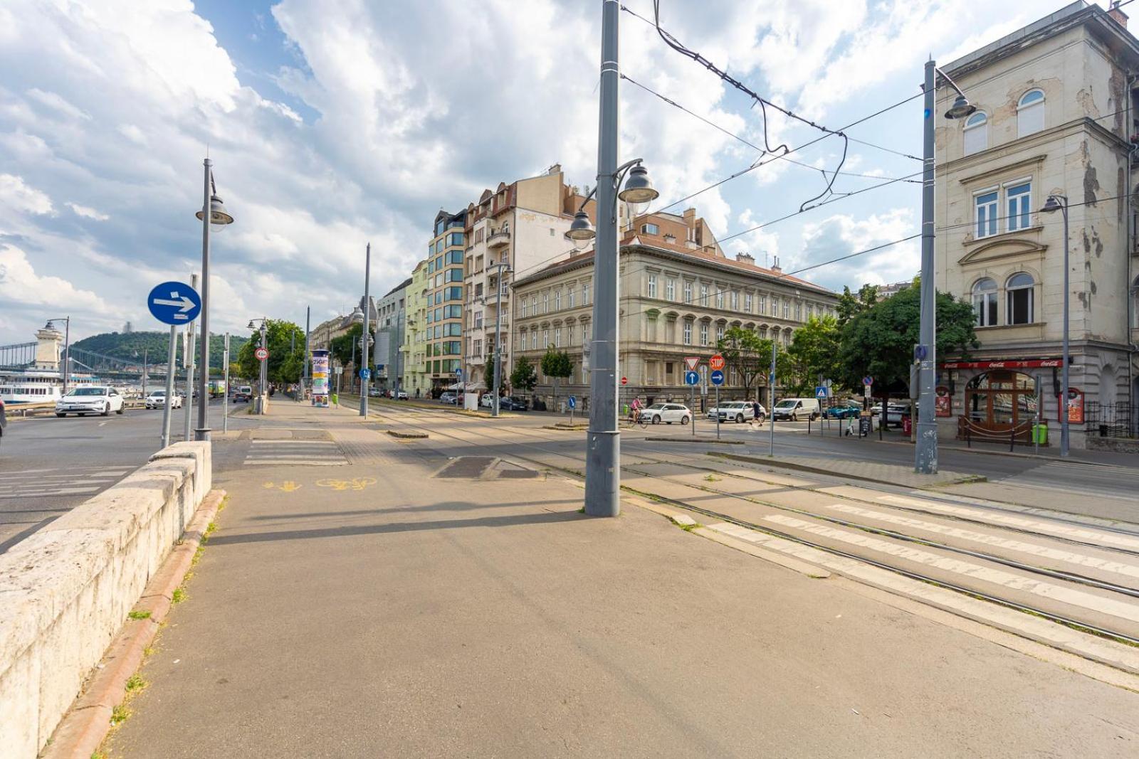 Lovely Designer With Stunning Parliament View Apartamento