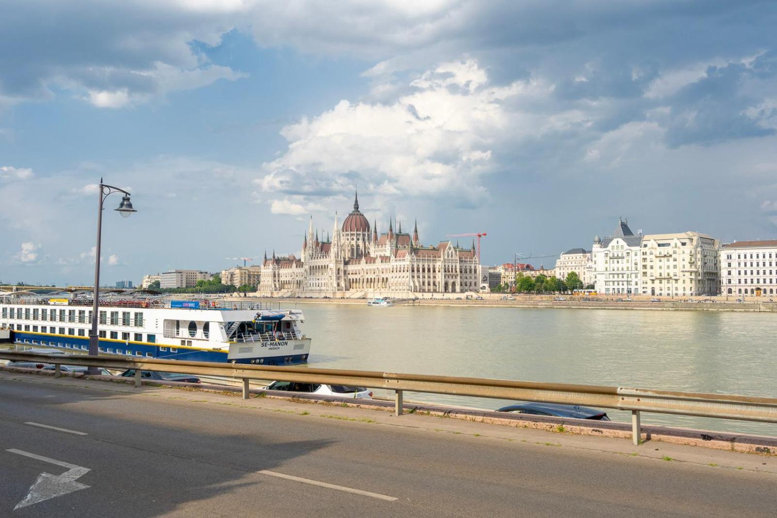 Lovely Designer With Stunning Parliament View *