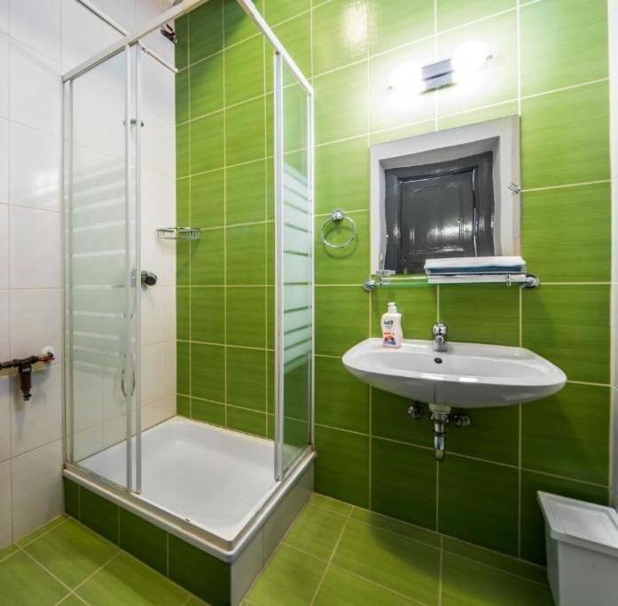 Dohany 1 2 Bedroom At Great Synagogue Apartment *