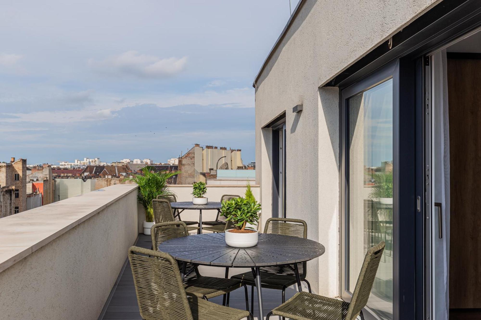 New Penthouse W Double Parking, Panoramic Balcony Apartament