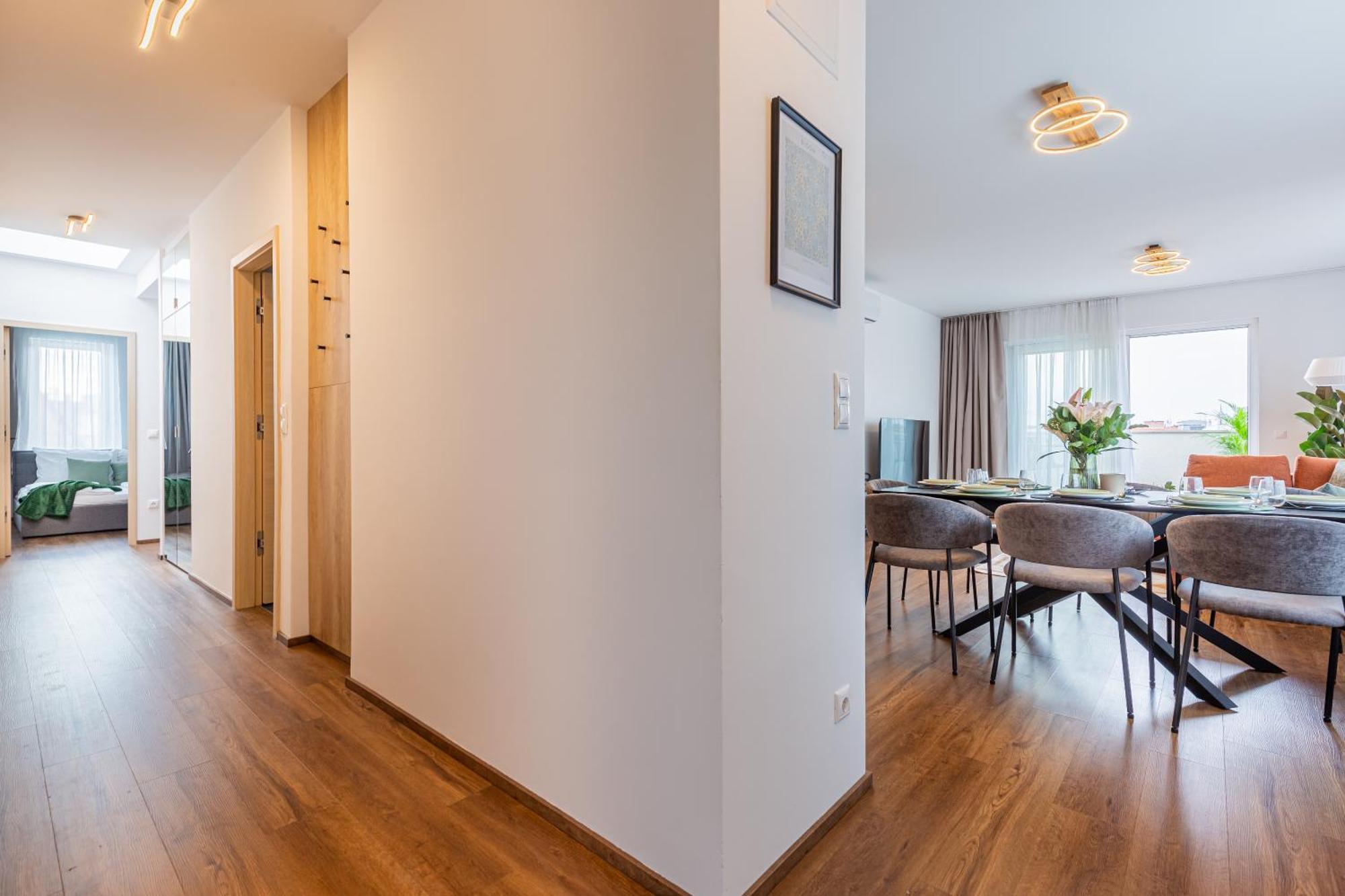 New Penthouse W Double Parking, Panoramic Balcony Apartament