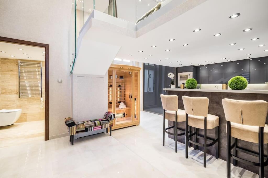 Luxurious 3-bedroom In The Center Appartamento *