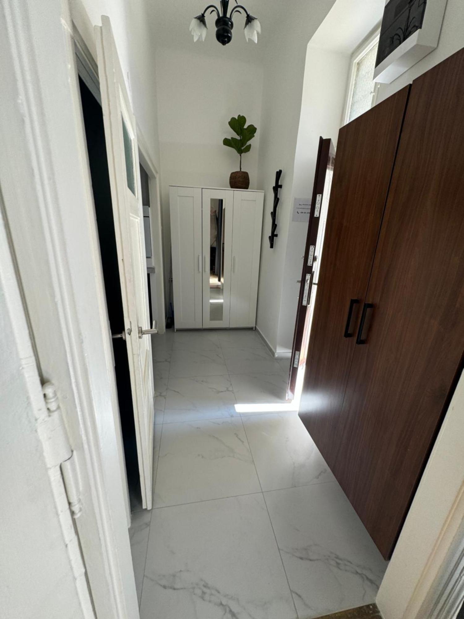 New Downtown With Hydromassage Shower, Terrace & Ac Budapeszt