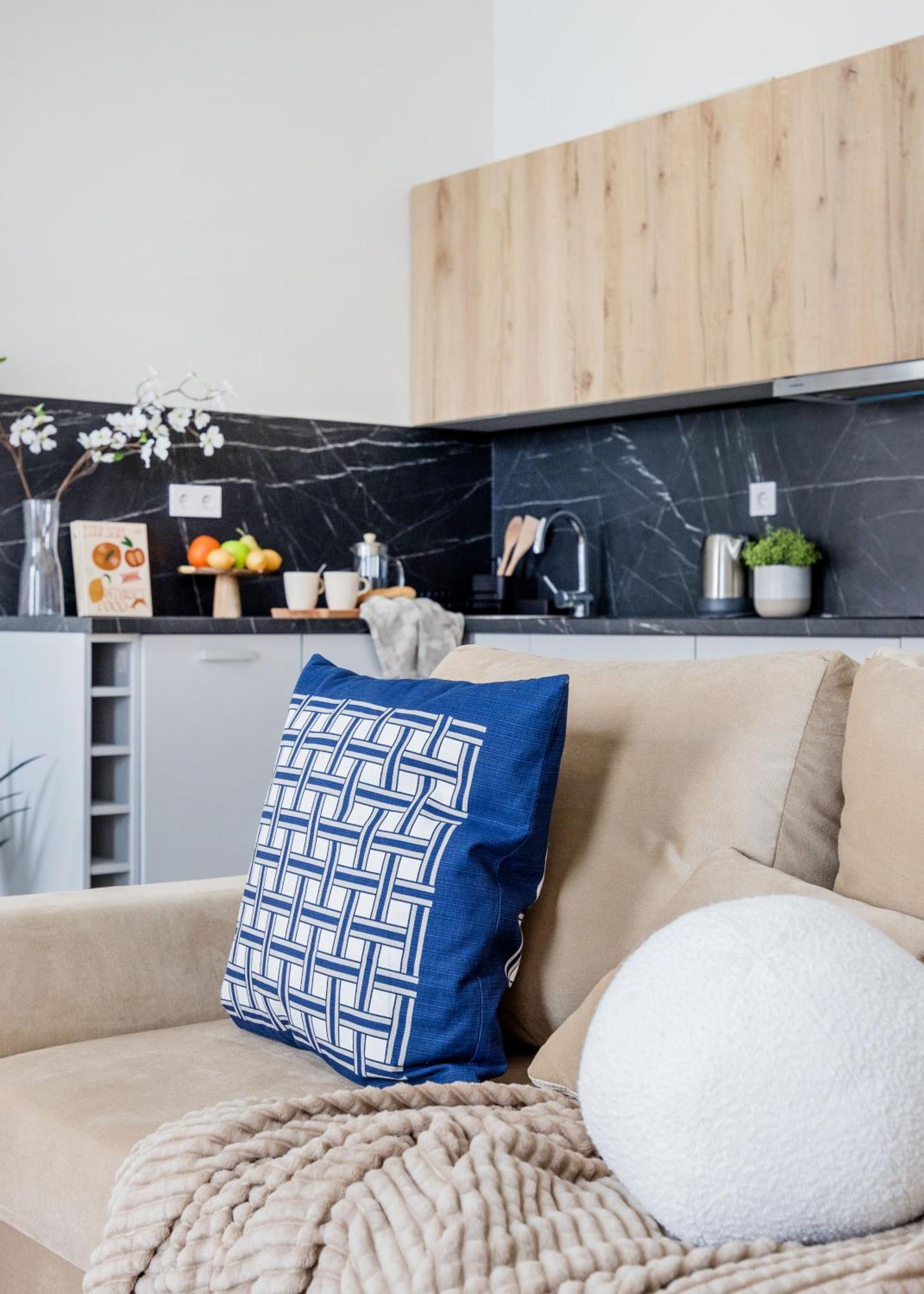 Lejlighed Oasis - Modern Charm, Timeless Comfort *