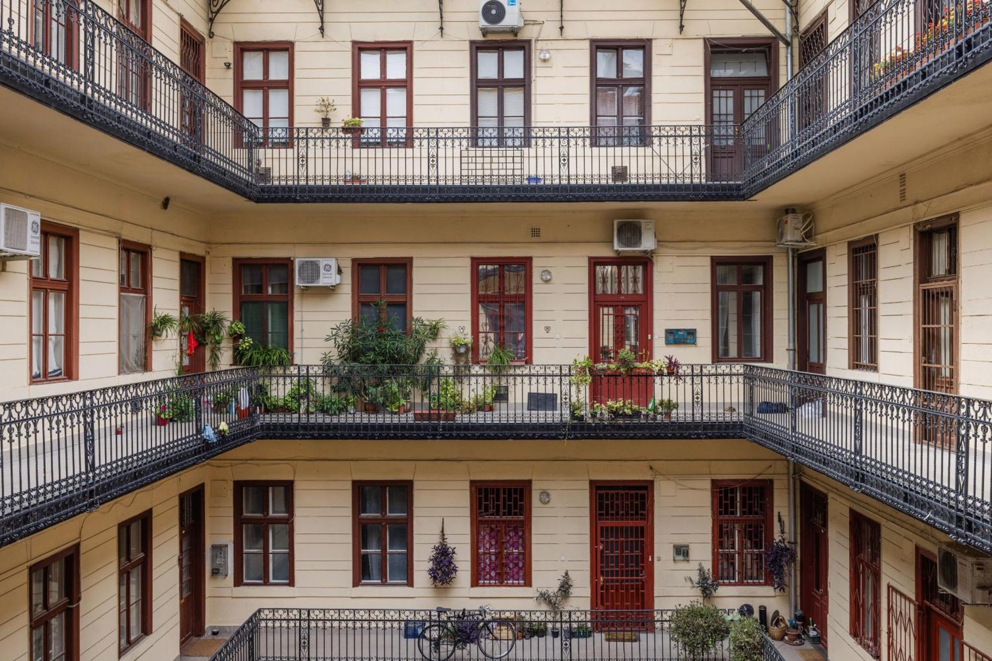 Oasis - Modern Charm, Timeless Comfort Budapest