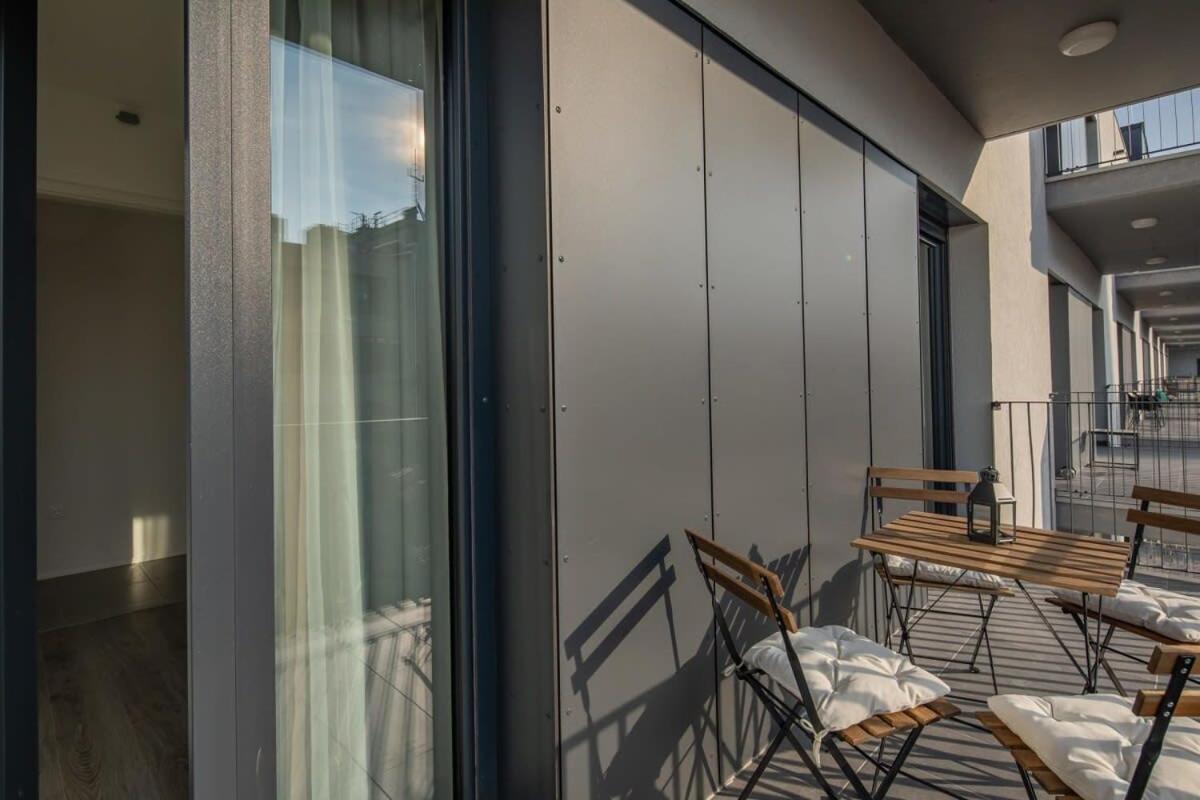 Fresh & Modern - With 2 Balconies