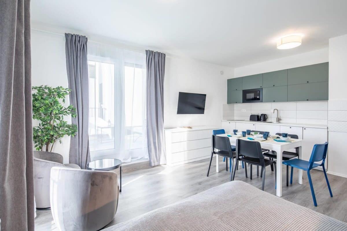 Fresh & Modern - With 2 Balconies Budapest