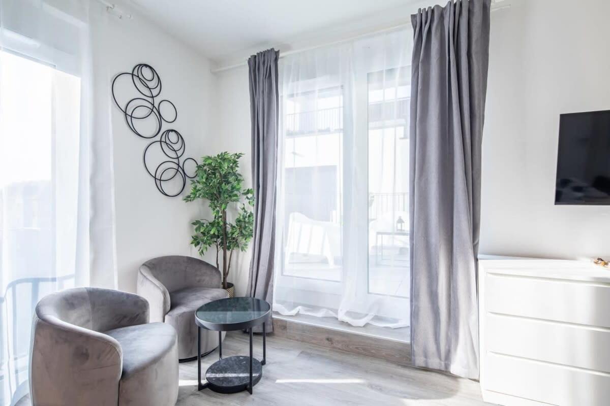Fresh & Modern - With 2 Balconies Lägenhet *