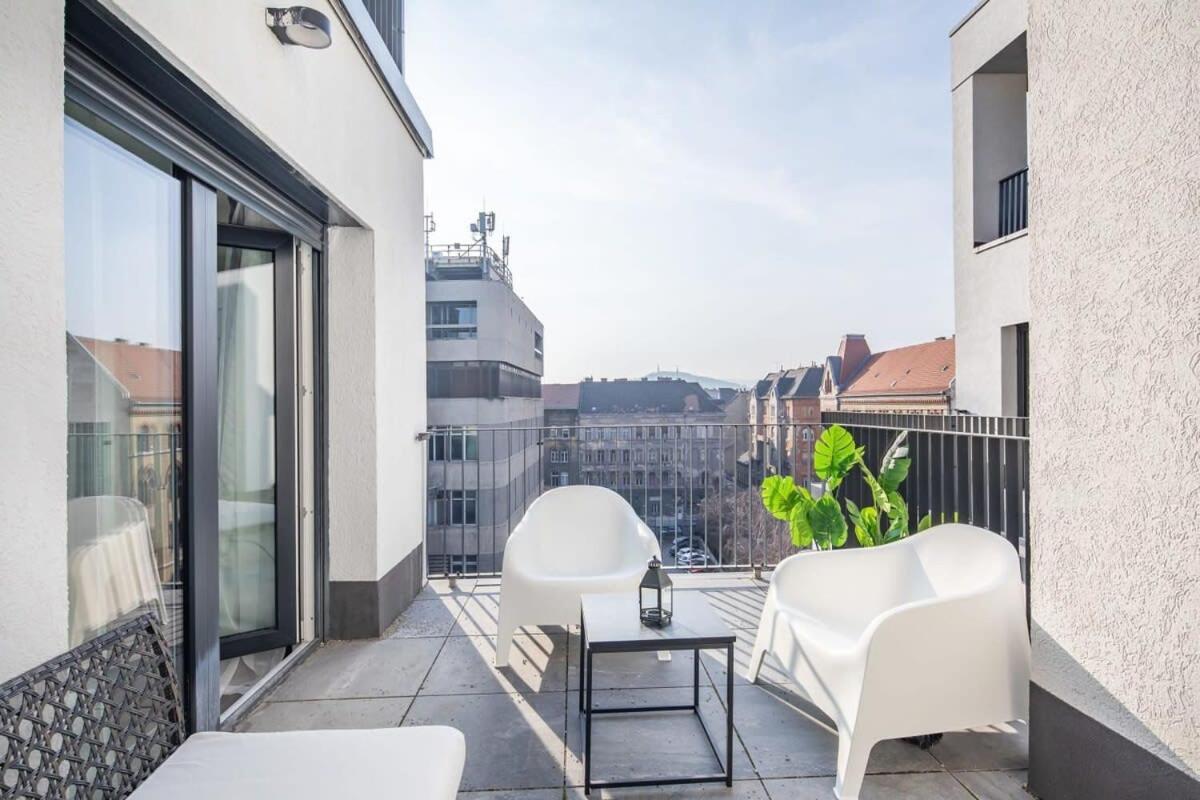 Fresh & Modern - With 2 Balconies Lägenhet
