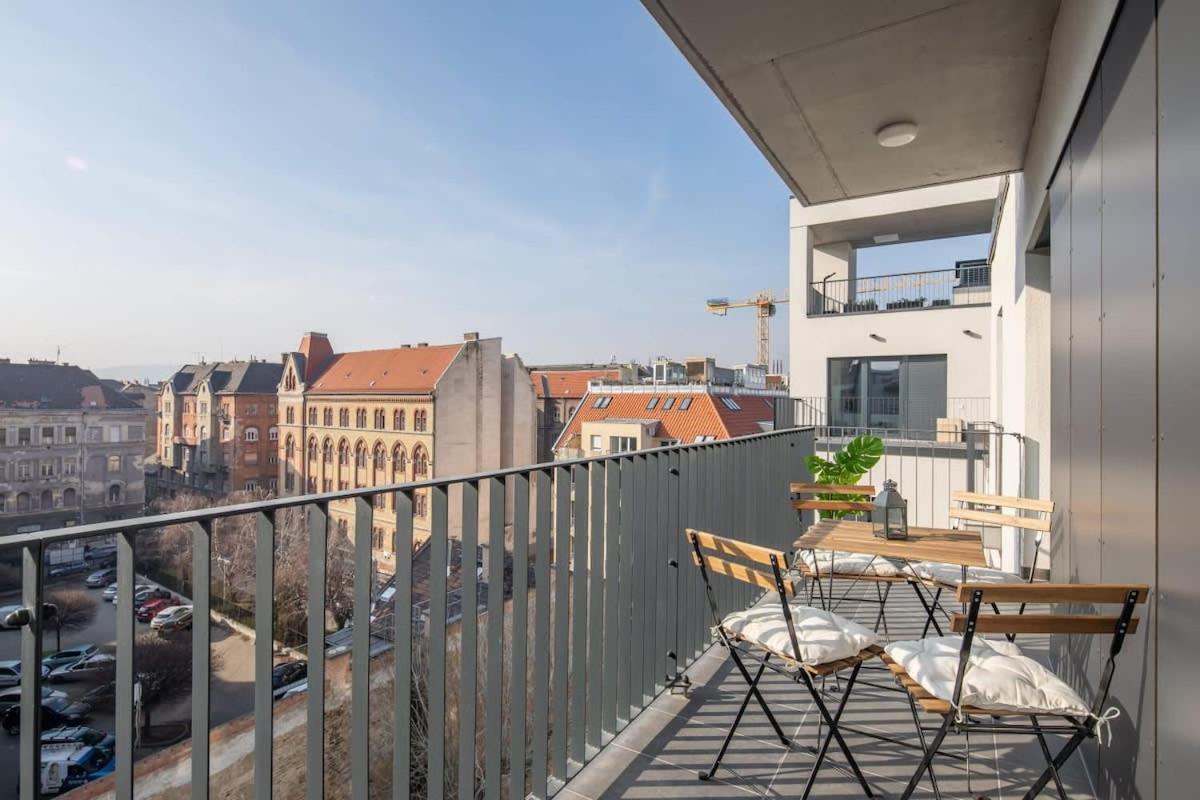 Fresh & Modern - With 2 Balconies *