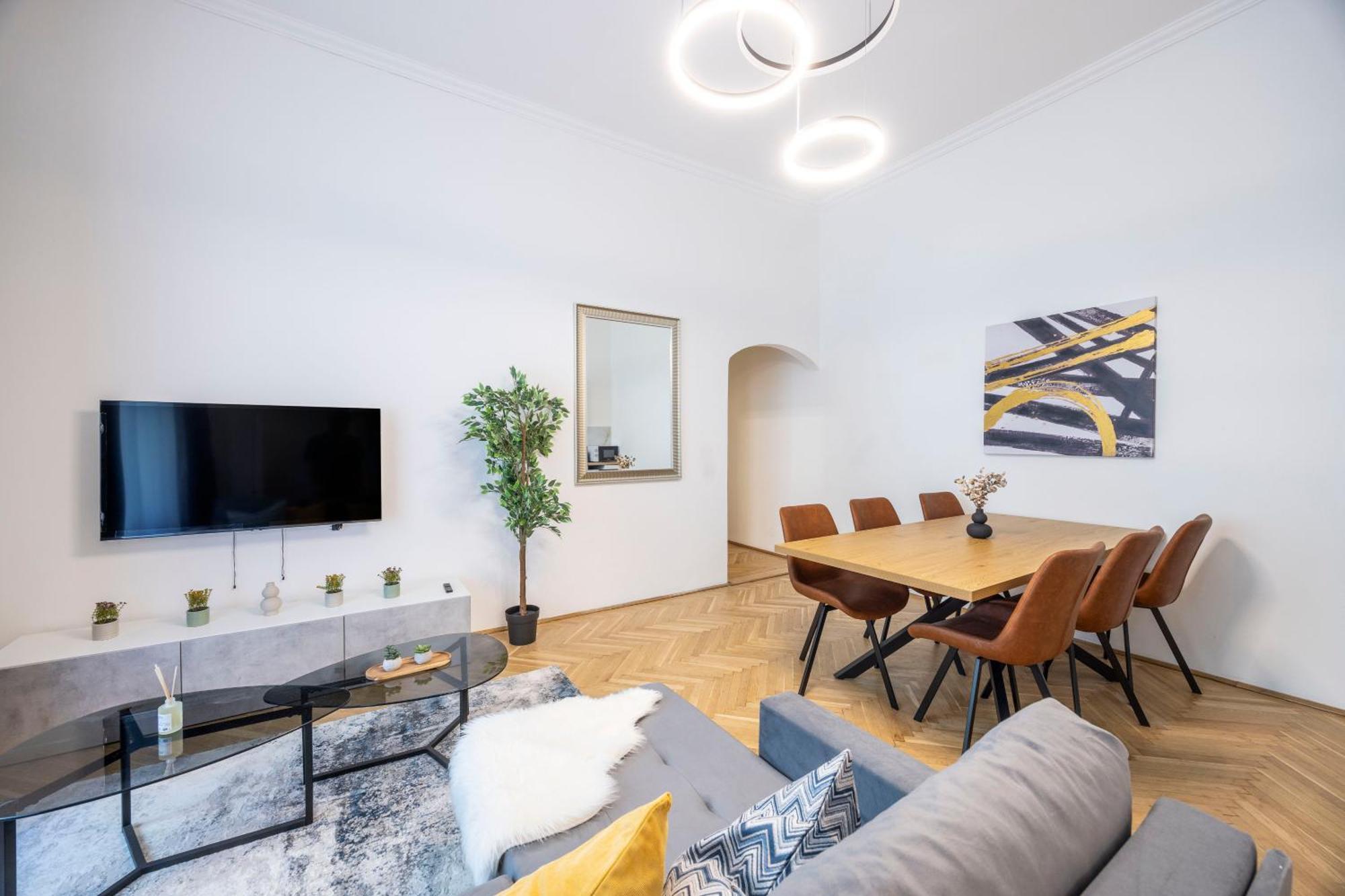 Prime Location & Cozy 3bedrm Apartment *