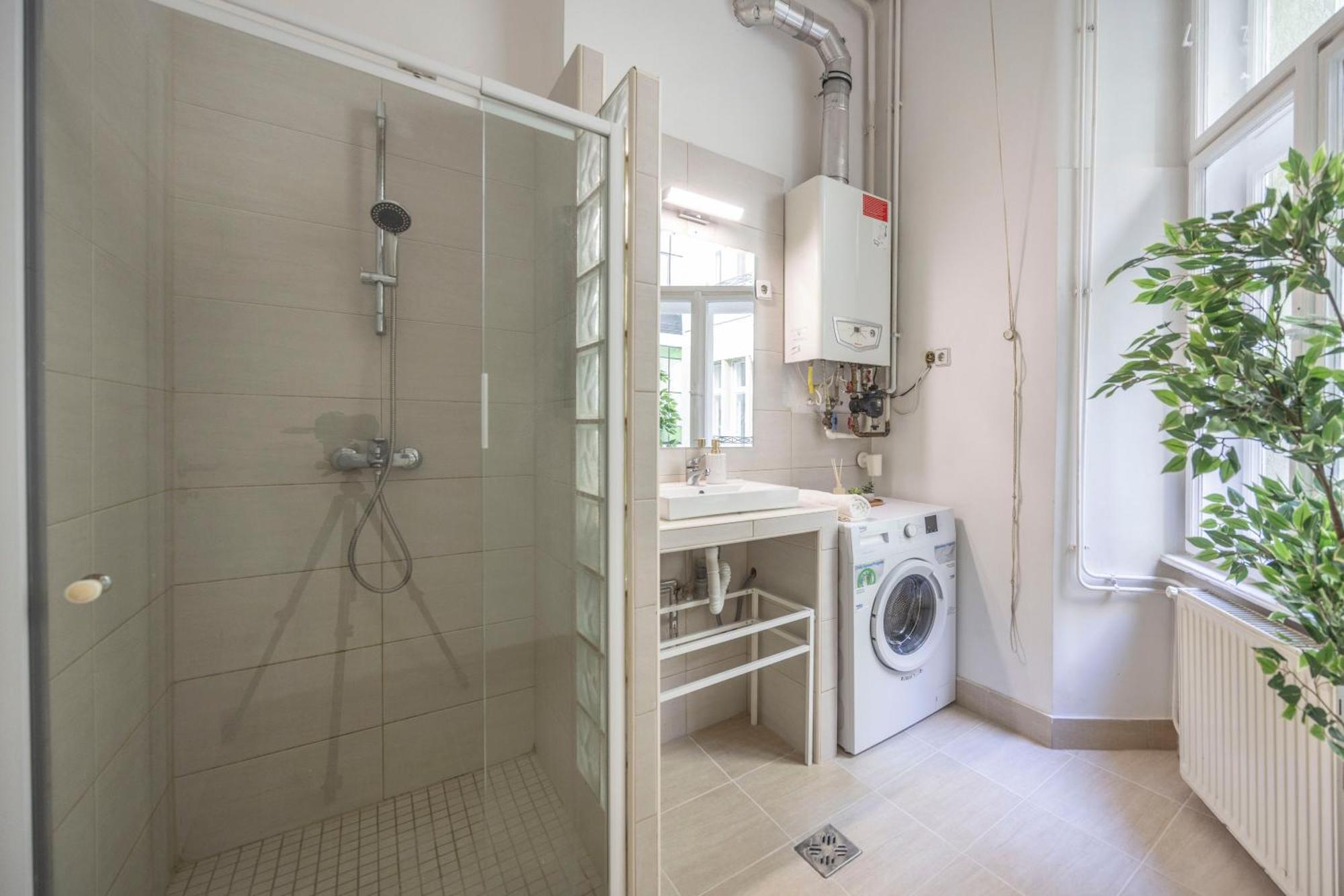 Apartment Prime Location & Cozy 3bedrm *