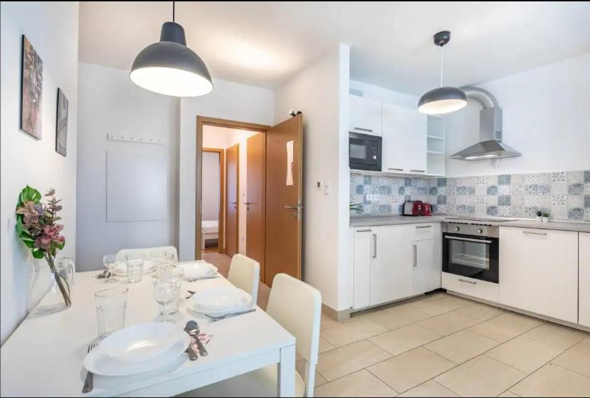 2br & 2balcony By Nw