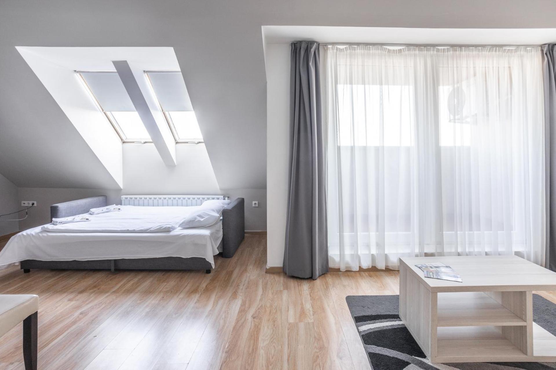 Corvin Plaza & Aparthotel 3*