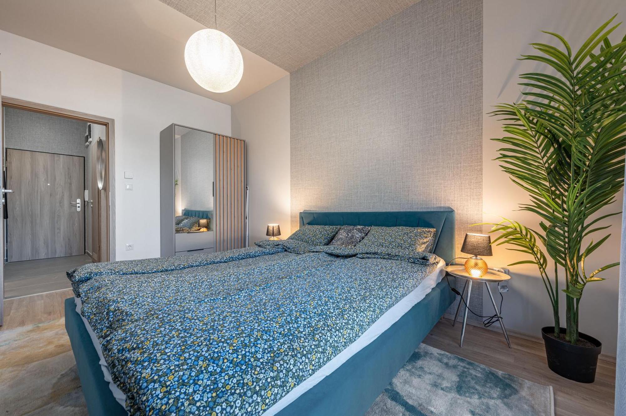 Apartament With Garage And Balcony In Center
