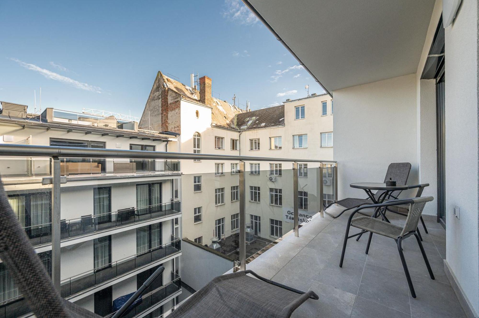 With Garage And Balcony In Center Apartmán