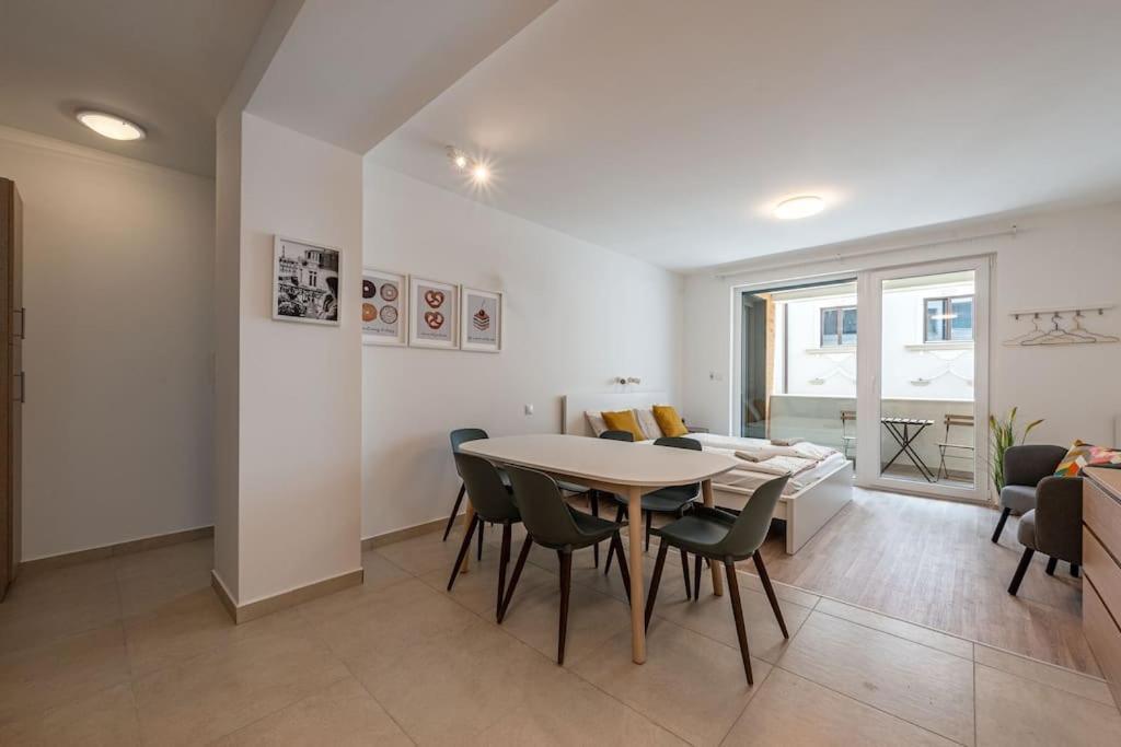 Big With Garage & Balcony & Ac & Lift Apartmán *