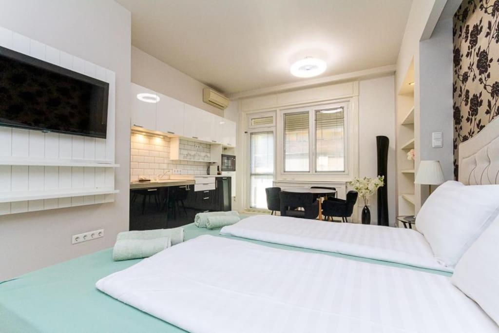White Pearl Downtown Balcony By Nw *