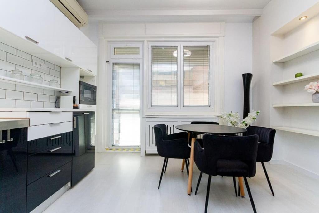 White Pearl Downtown Balcony By Nw