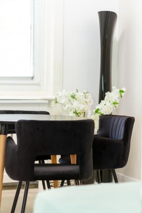 White Pearl Downtown Balcony By Nw Apartamento