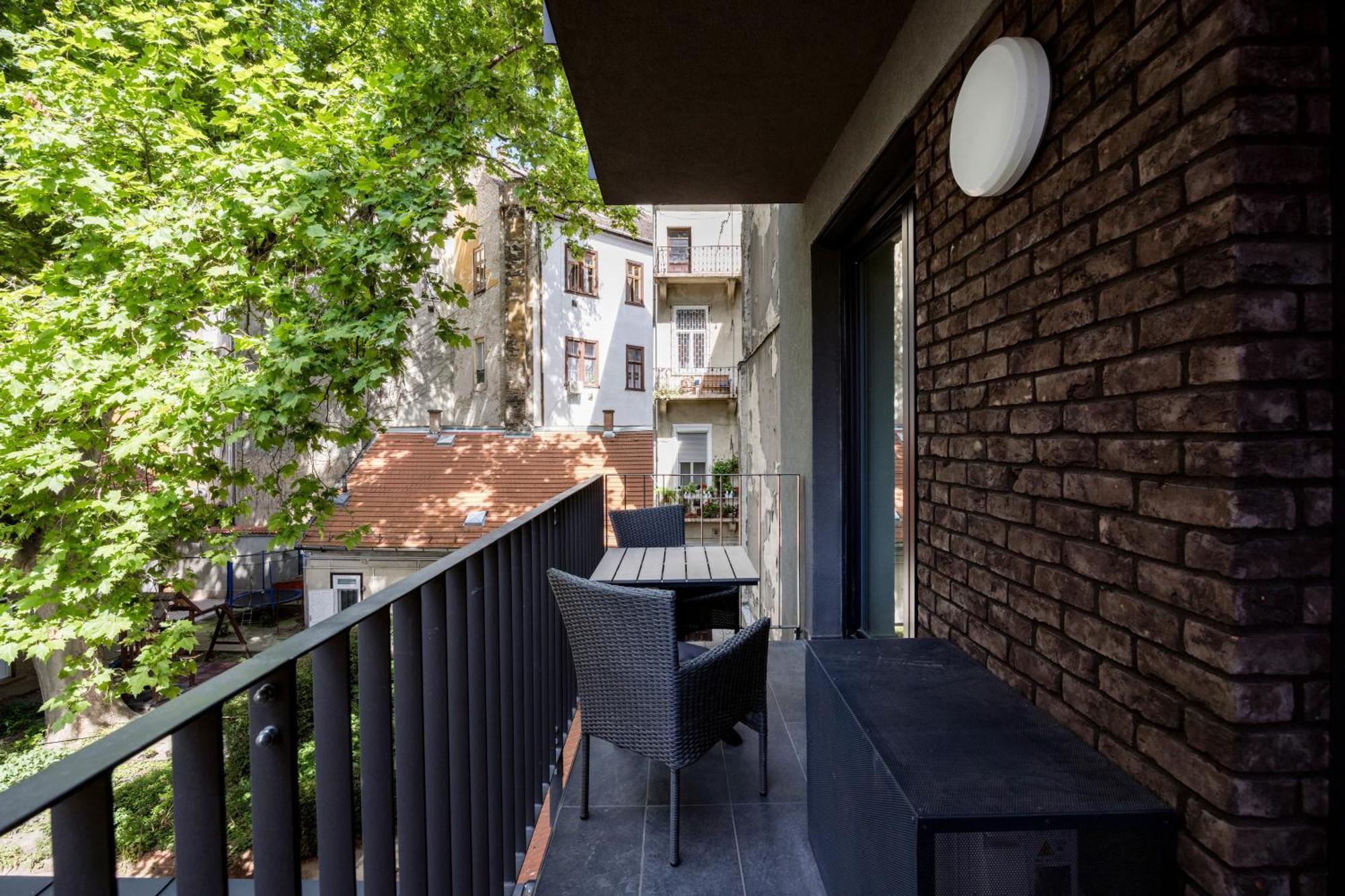 Modern With Balcony And Parking Apartman *
