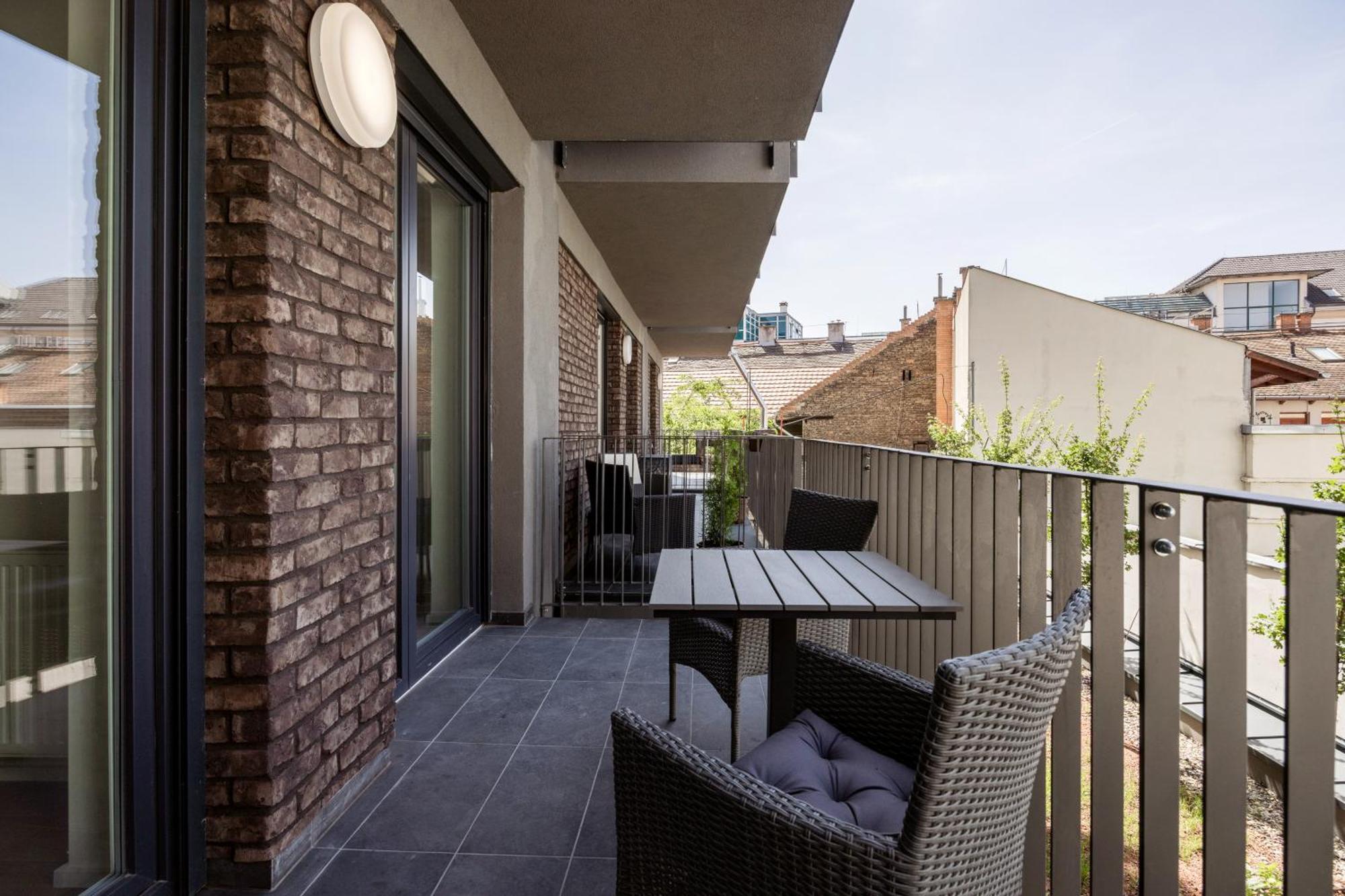 Lägenhet Sleek With Balcony And Parking Budapest