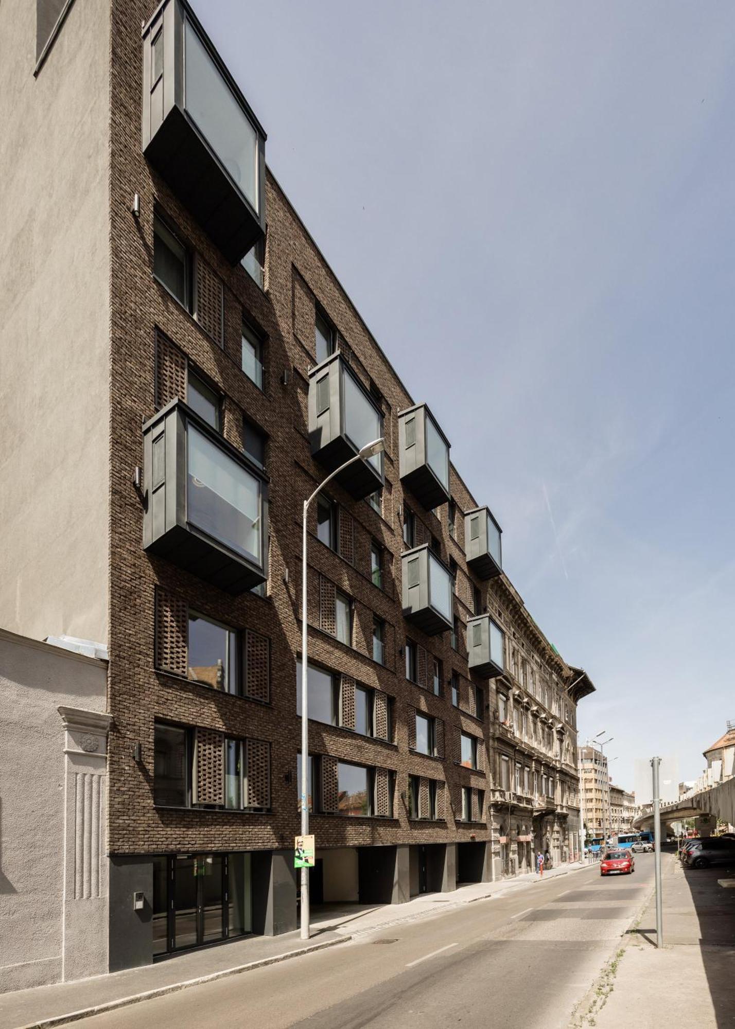 Modern With Balcony And Parking Apartman