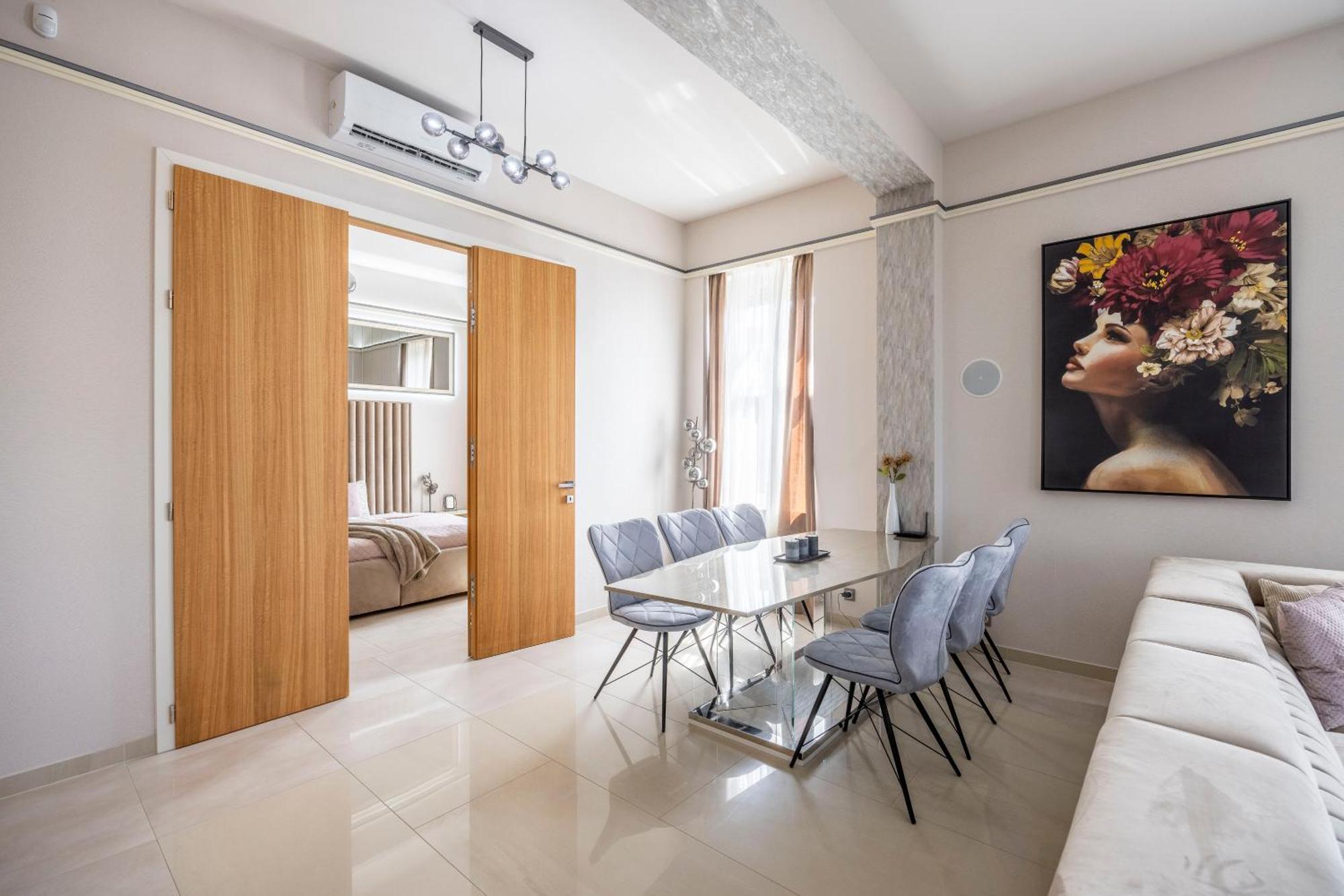 High-end Luxurious Royal In The Heart Of