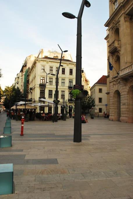 Apartment Pedestrian Area, Center