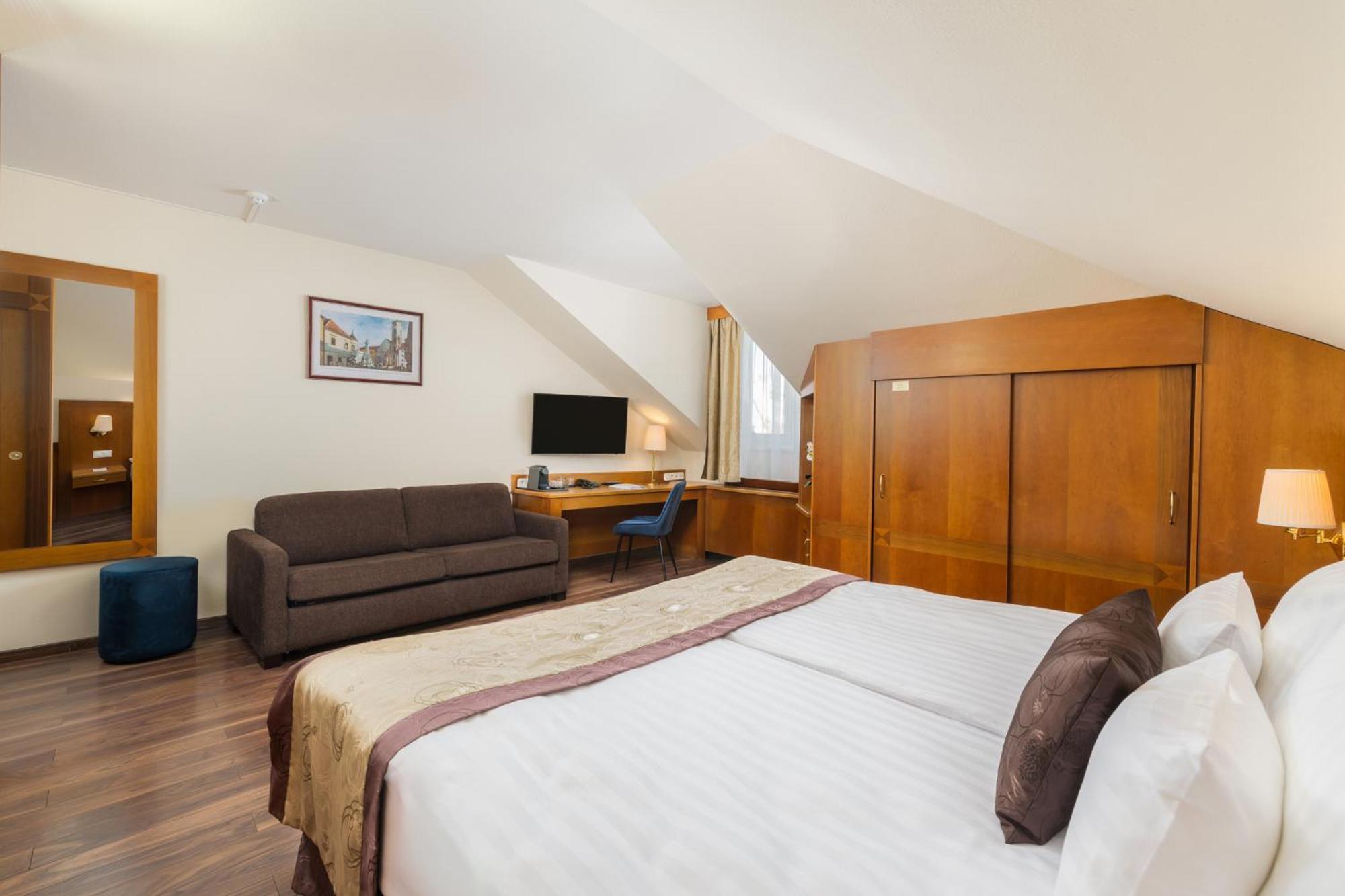 Carlton Buda Castle Hotell 4*