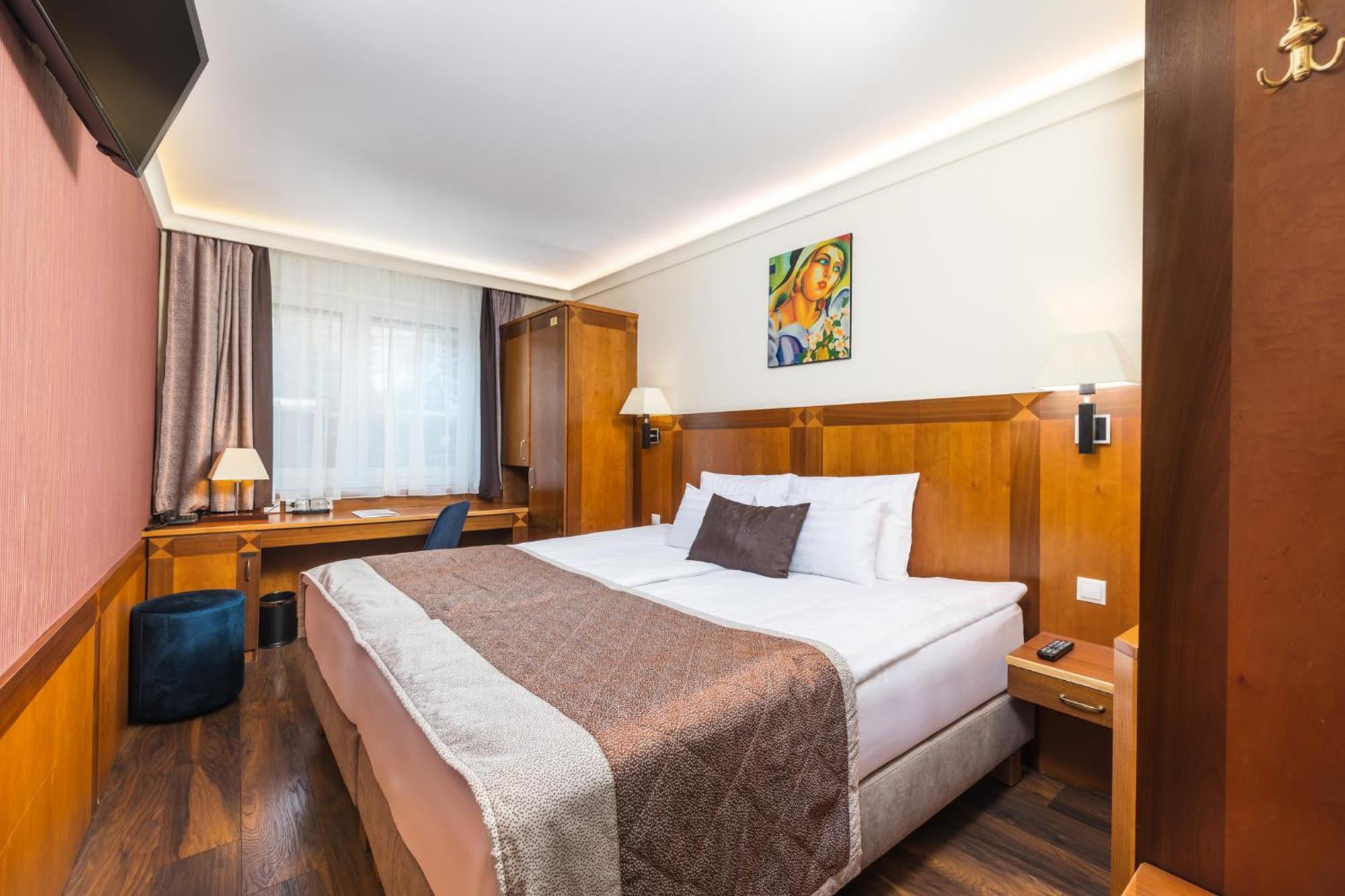 Carlton Buda Castle Hotell 4*