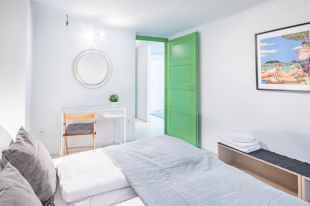 Very - Unique Design - New Budapest