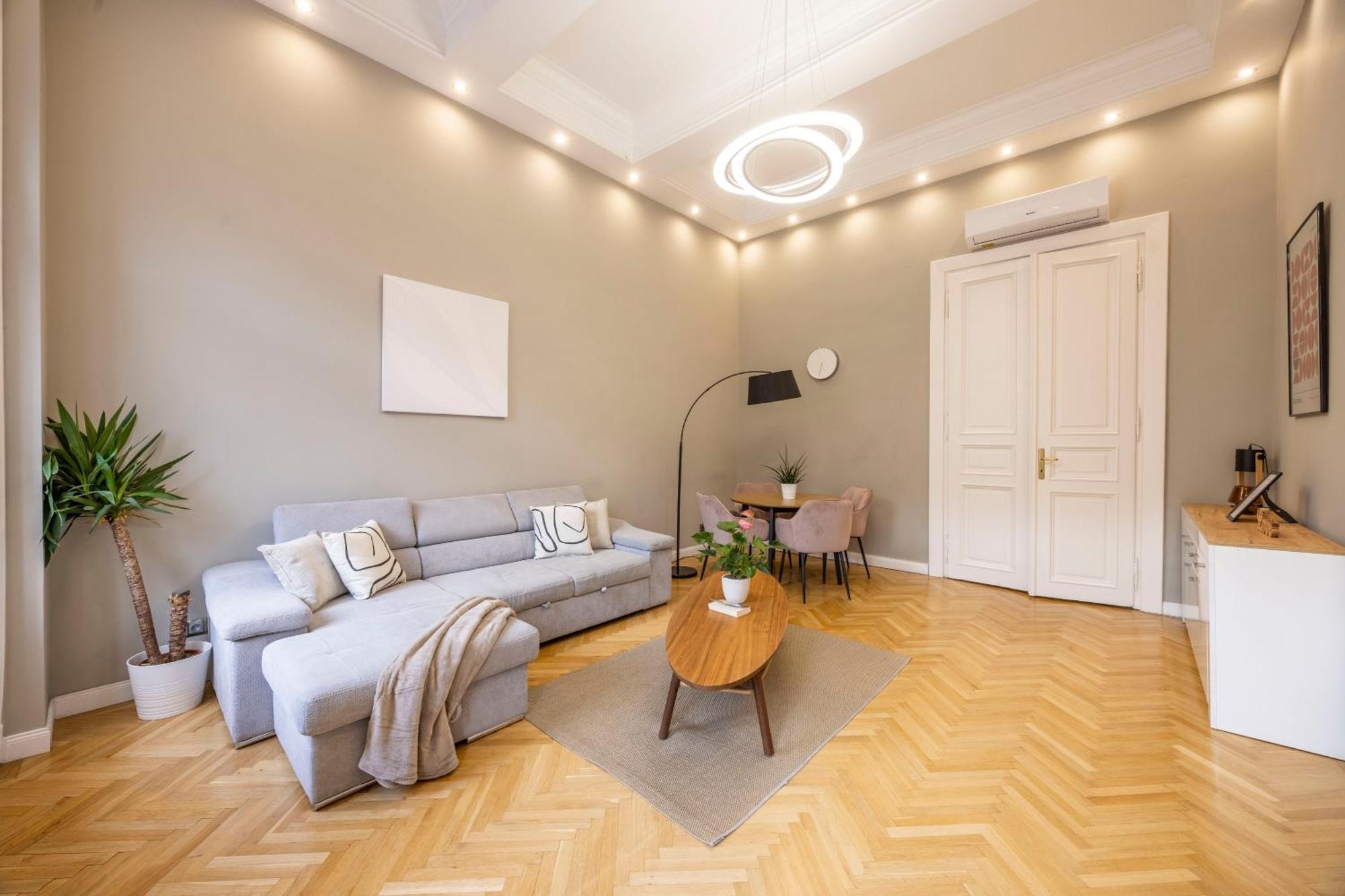 Charming & Cozy Central By Prestige Homes * Budapest