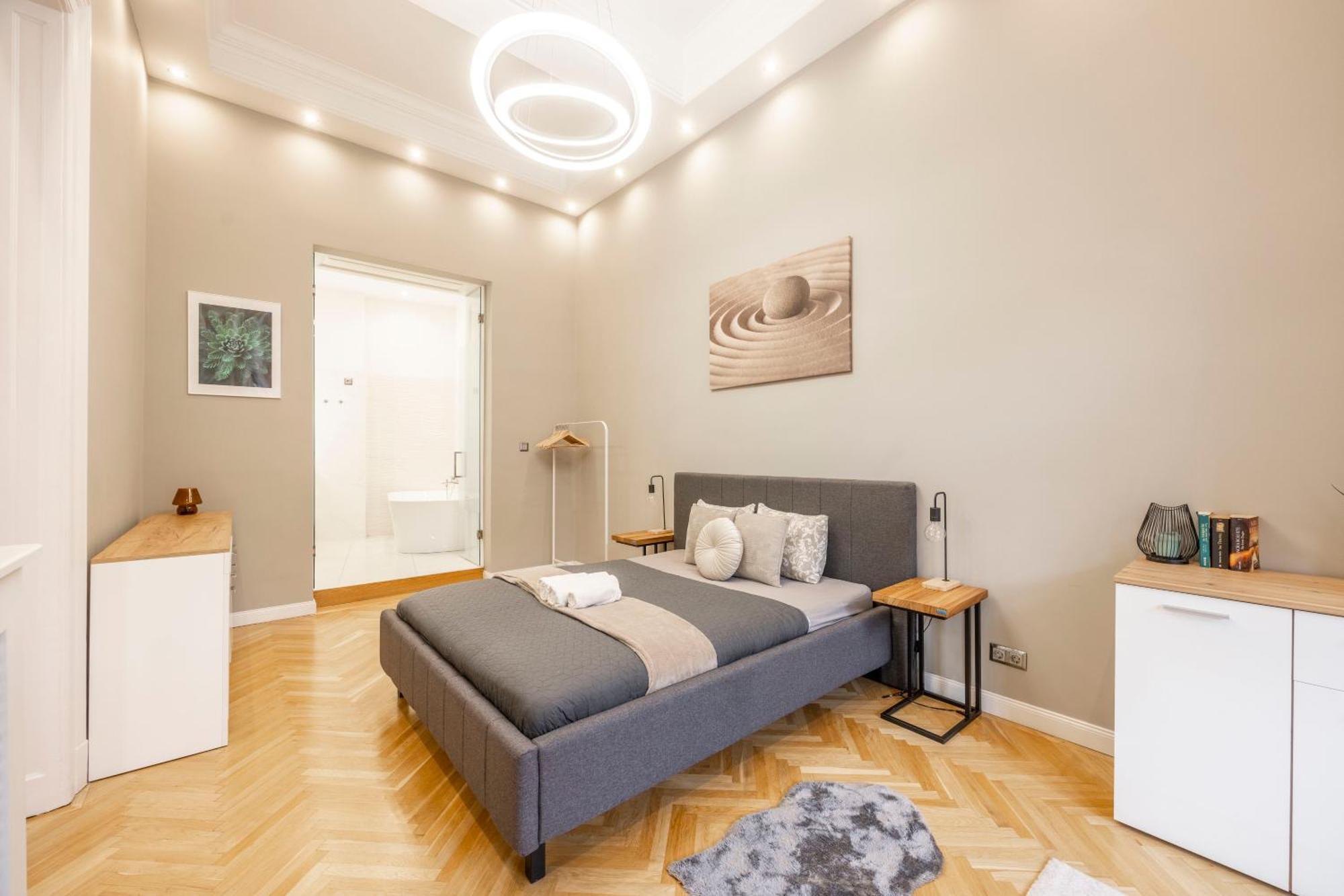 Charming & Cozy Central By Prestige Homes *