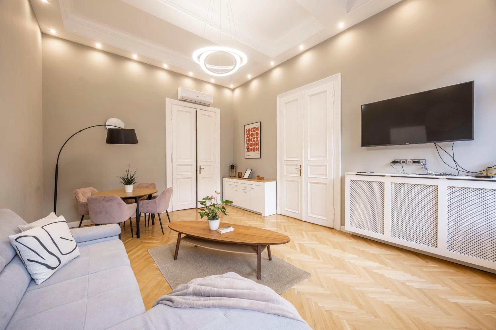 Charming & Cozy Central By Prestige Homes *