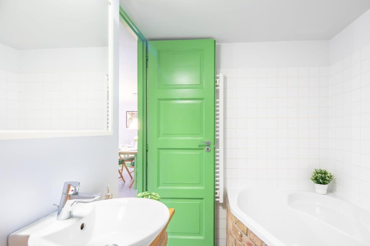 Very - Unique Design - New Budapest