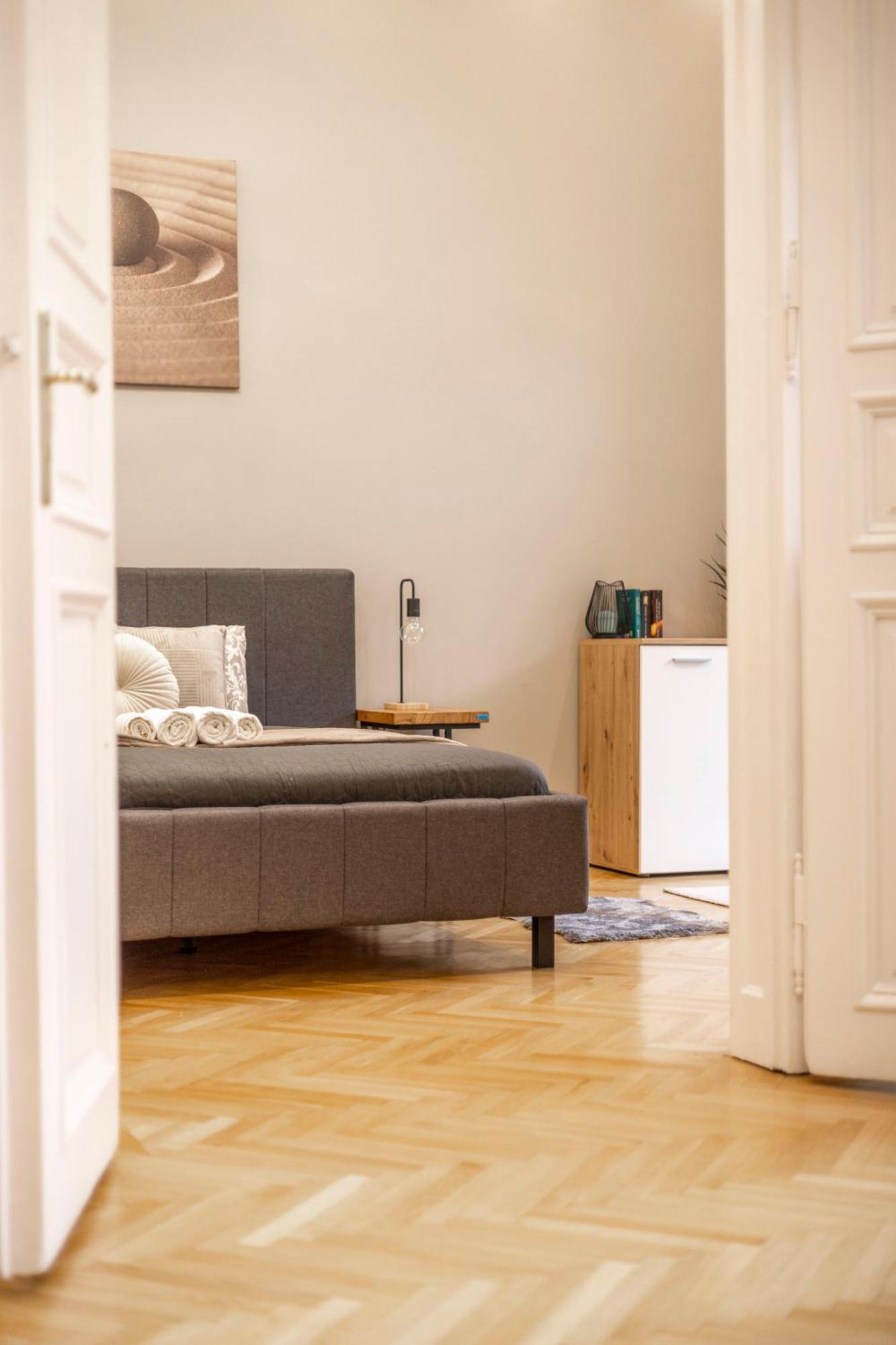 Charming & Cozy Central By Prestige Homes *
