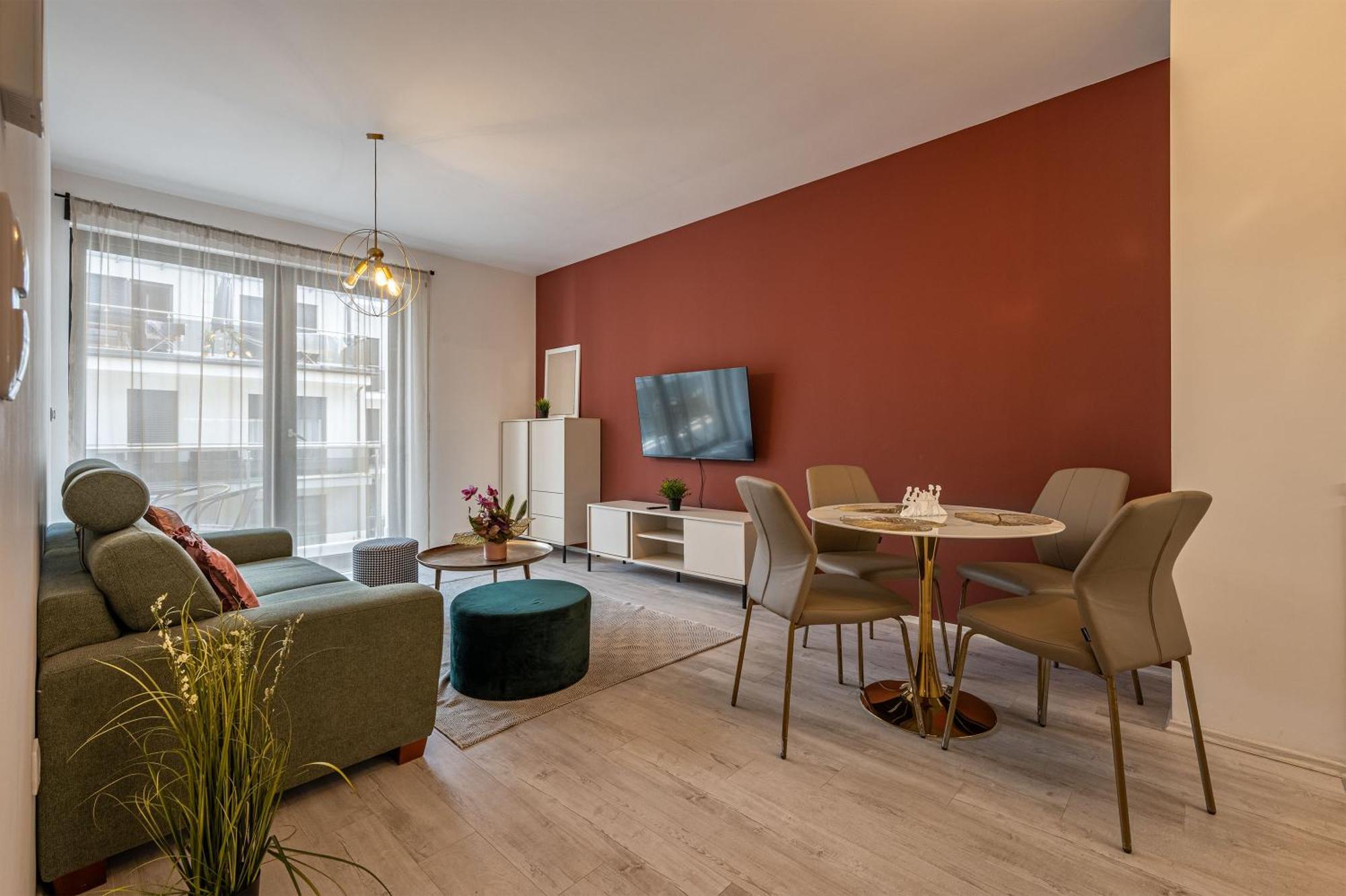 Lejlighed With Garage And Balcony In Center Budapest