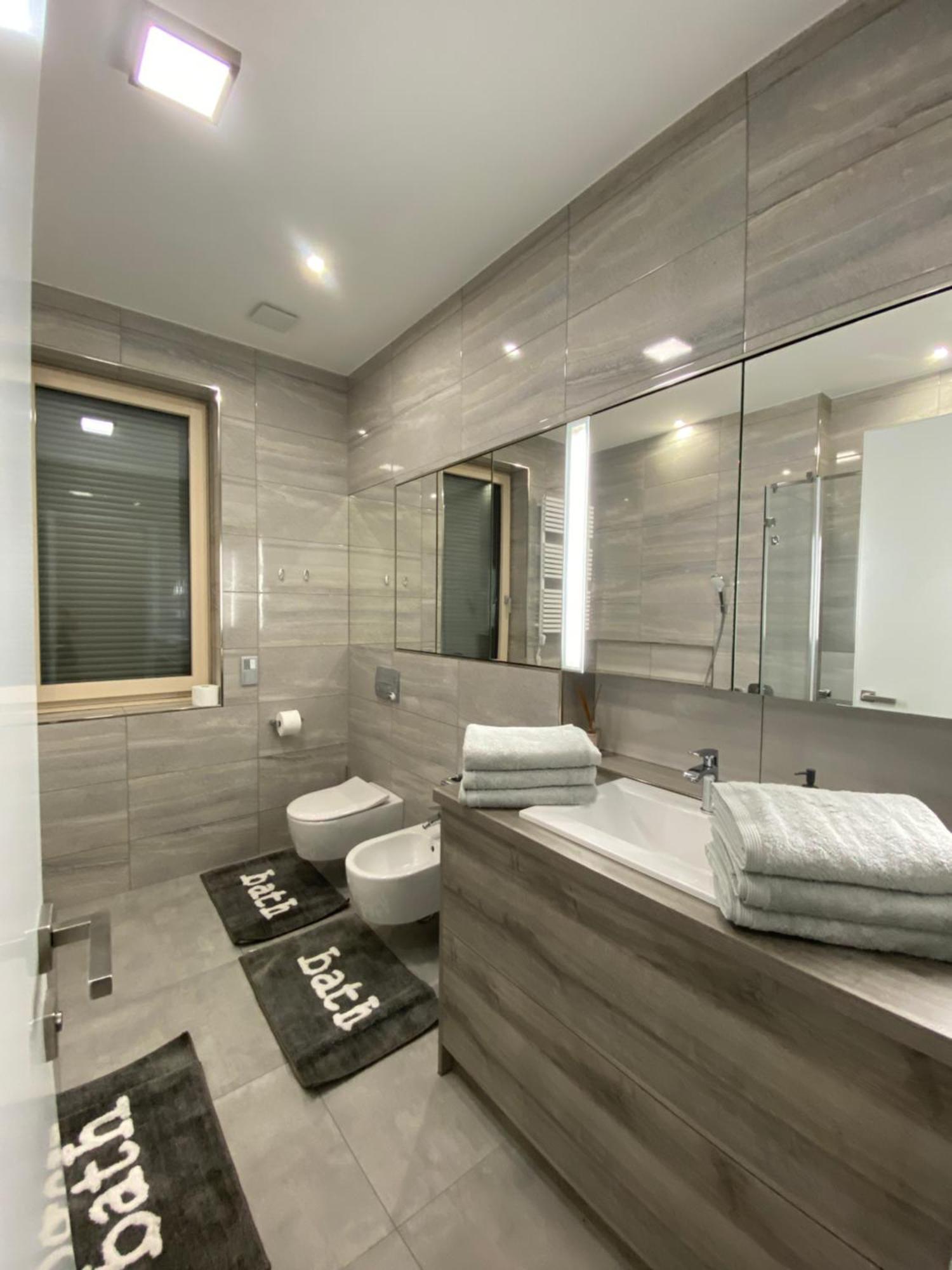 Modern Living In 2 Appartamento
