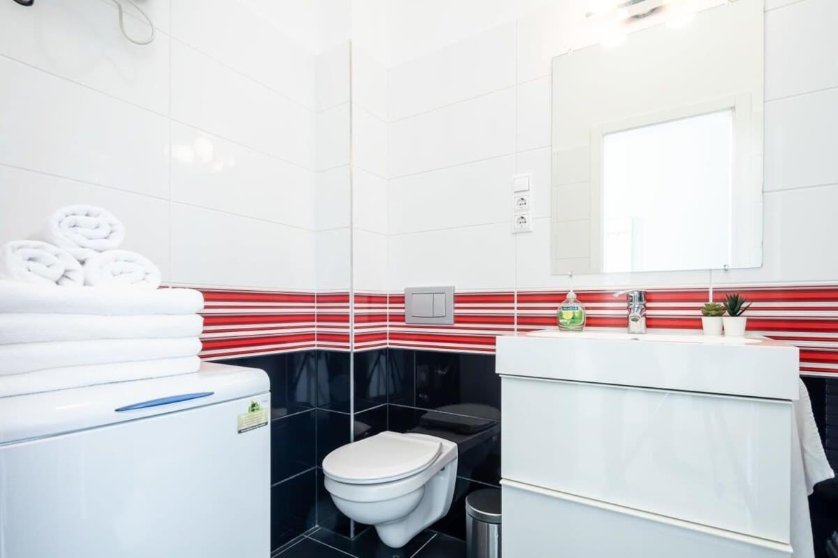 Apartment Bright & Large At Location *